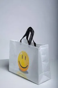 Sacolas de compras personalizadas da TNT? Veja quanto custam e quando escolhê-las em vez das de algodão.