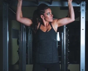 Como as regatas femininas de ginástica podem fortalecer a marca da sua academia