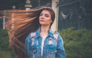 Personalizar uma jaqueta jeans pode ser uma má ideia, e aqui está o porquê.