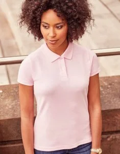Camisa polo rosa feminina personalizada? Cores e fontes para uma estampa perfeita.
