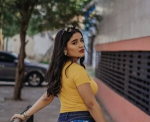 Camisa polo feminina amarela personalizada: dicas e conselhos para escolher fontes e cores!