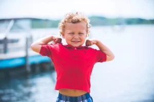 Camisa polo vermelha feminina da Ferrari: ideias para escolher fontes e cores