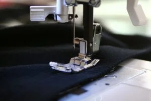 Onde bordar iniciais em uma camisa: um guia de personalização.