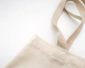 Sacolas de compras personalizadas: lona versus TNT, as vantagens e desvantagens de cada material.