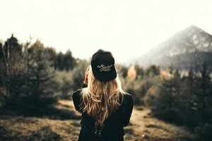 Bonés personalizados com logotipo: estampa ou bordado?