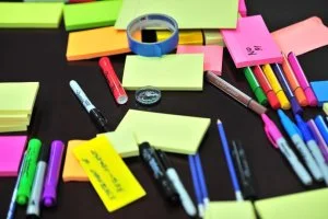 Gadgets corporativos? 3 motivos para considerar conjuntos de escritório personalizados e coloridos.